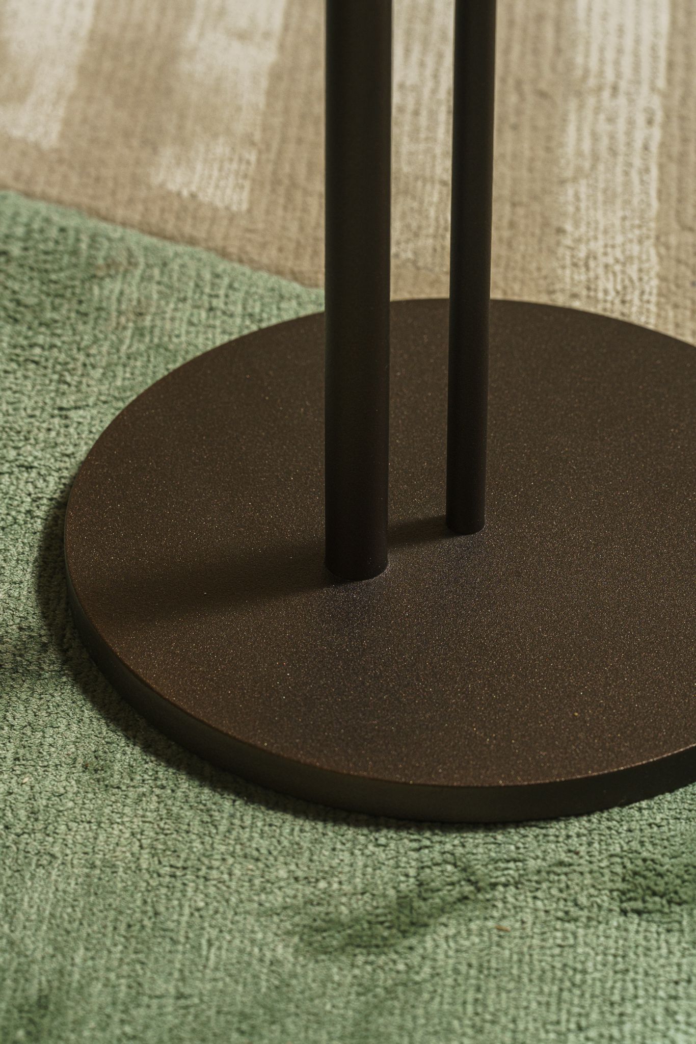 Cattelan Italia Журнальный столик Sting GFM18 Bronze/NC Walnut от Cattelan Italia — в интерьере