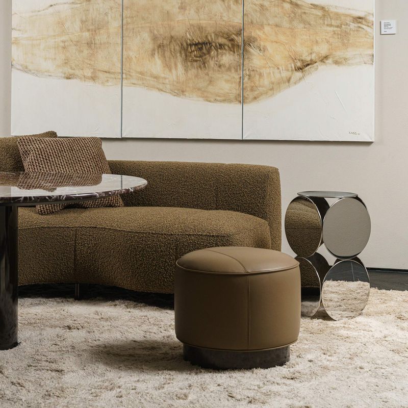 Minotti Пуф Yves Round boston leather 13 Deserto от Minotti — в интерьере