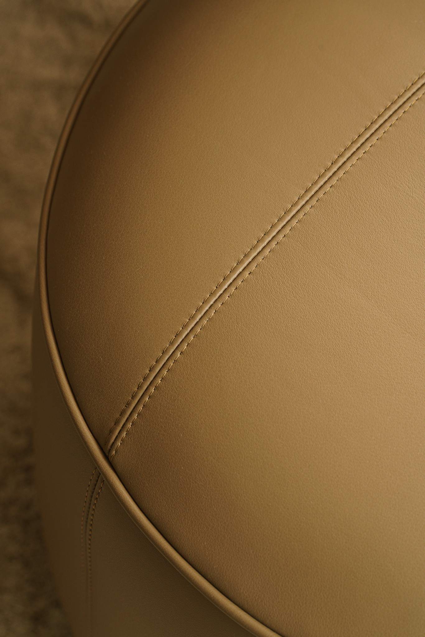 Minotti Пуф Yves Round boston leather 13 Deserto от Minotti — в интерьере