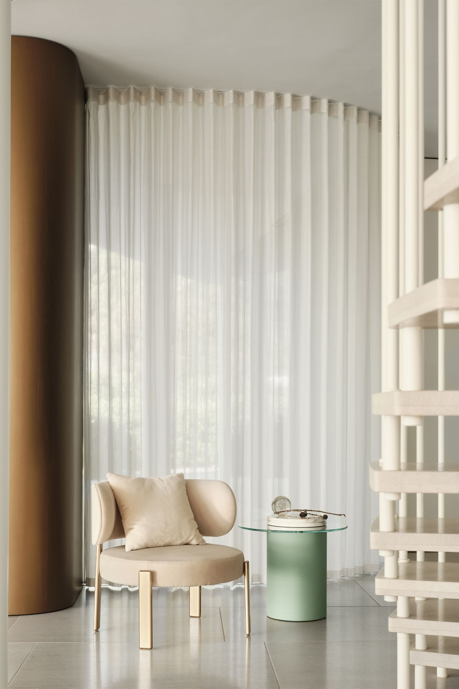 Turri Spa Журнальный столик Roma Cylindrical Side Table от Turri Spa — в интерьере