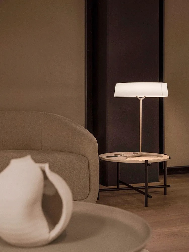 Vibia Настольная лампа Dama от Vibia — в интерьере