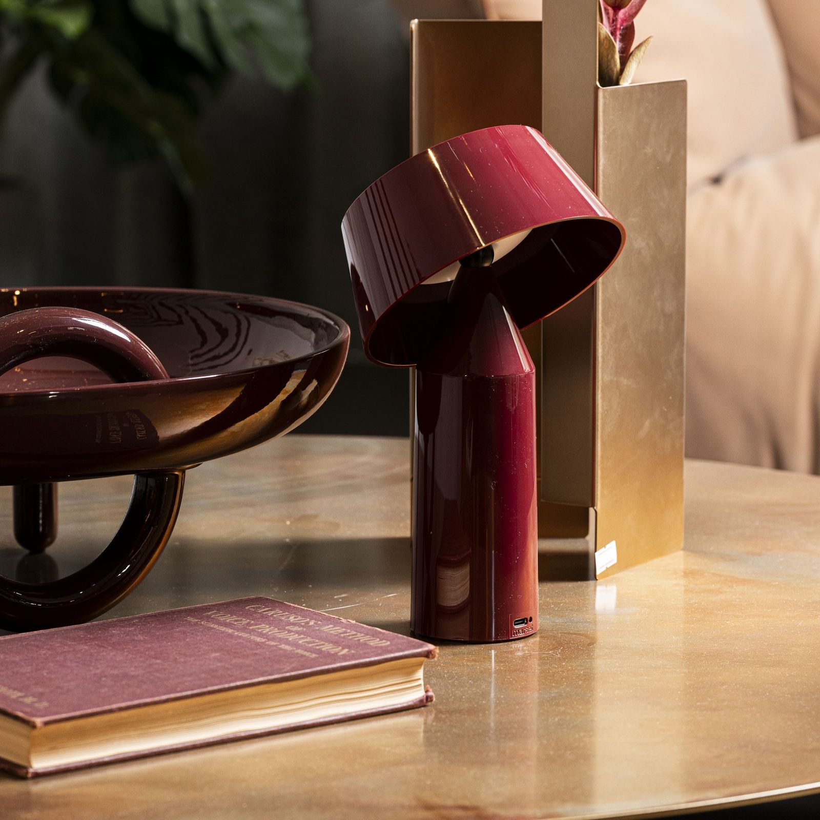 Marset Настольная лампа Bicoca Red wine от Marset — в интерьере