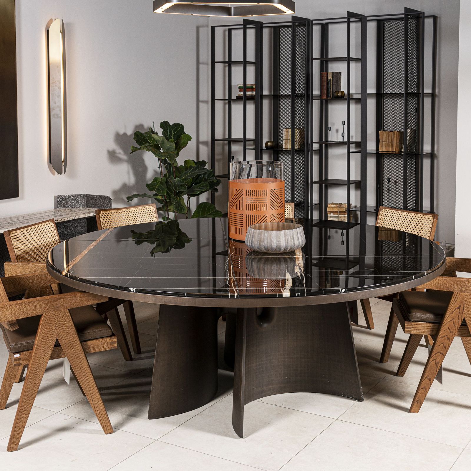 Poliform Круглый стол мраморный Kensington 200 Sahara noir от Poliform — в интерьере