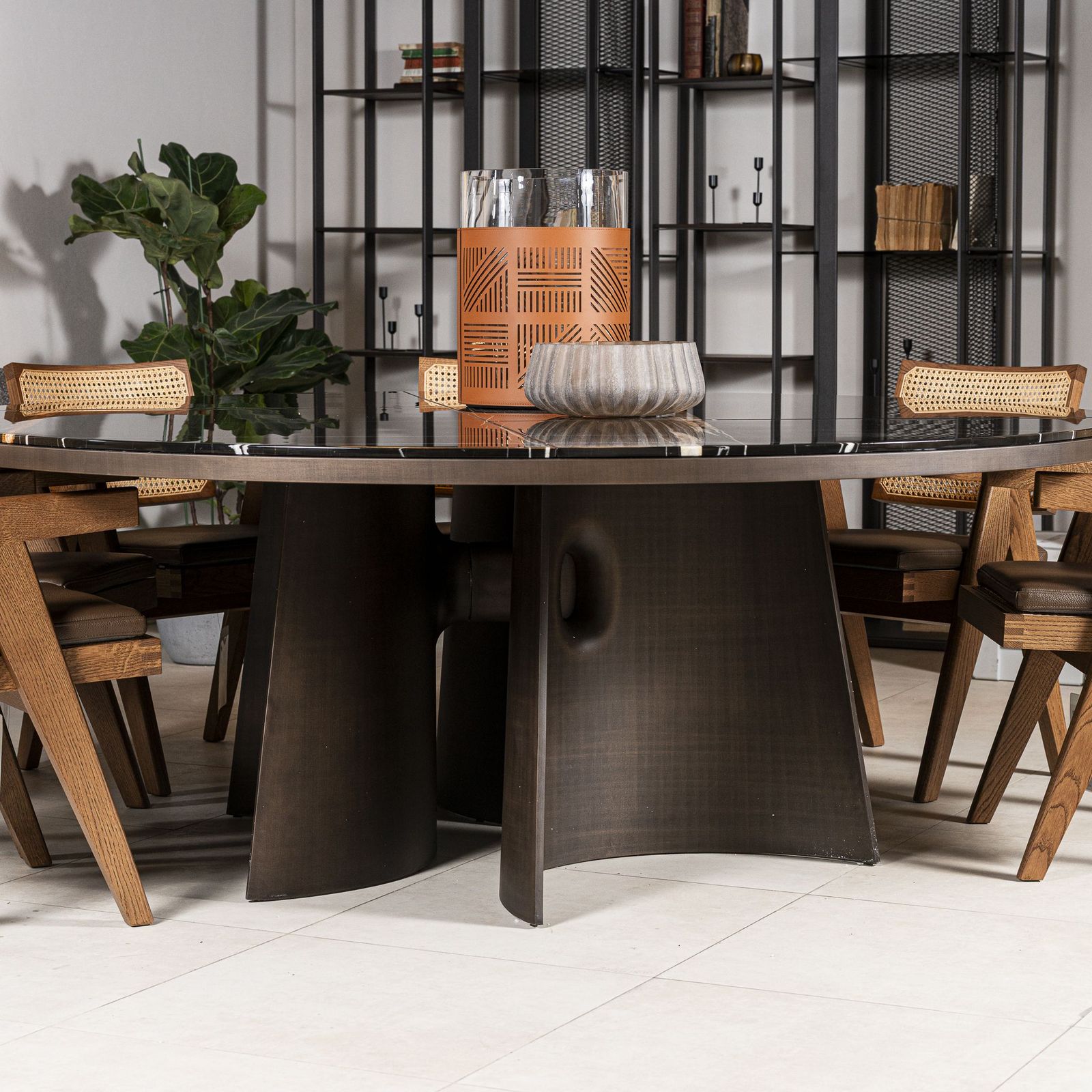 Poliform Круглый стол мраморный Kensington 200 Sahara noir от Poliform — в интерьере