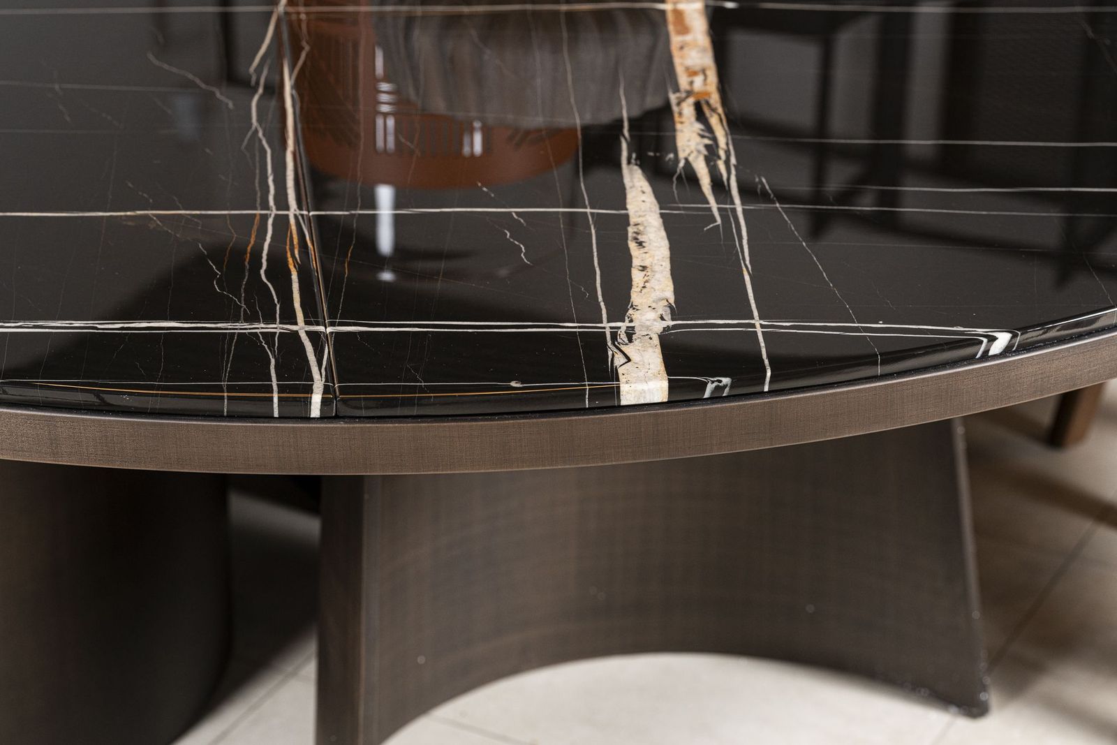 Poliform Круглый стол мраморный Kensington 200 Sahara noir от Poliform — в интерьере