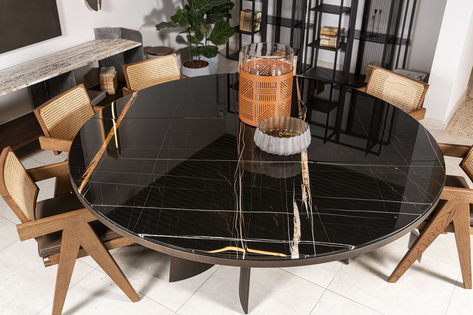 Poliform Круглый стол мраморный Kensington 200 Sahara noir от Poliform — в интерьере