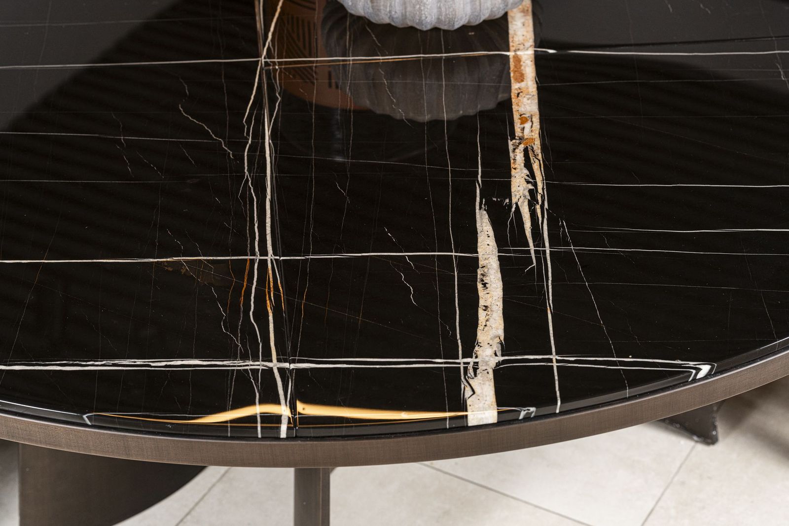 Poliform Круглый стол мраморный Kensington 200 Sahara noir от Poliform — в интерьере