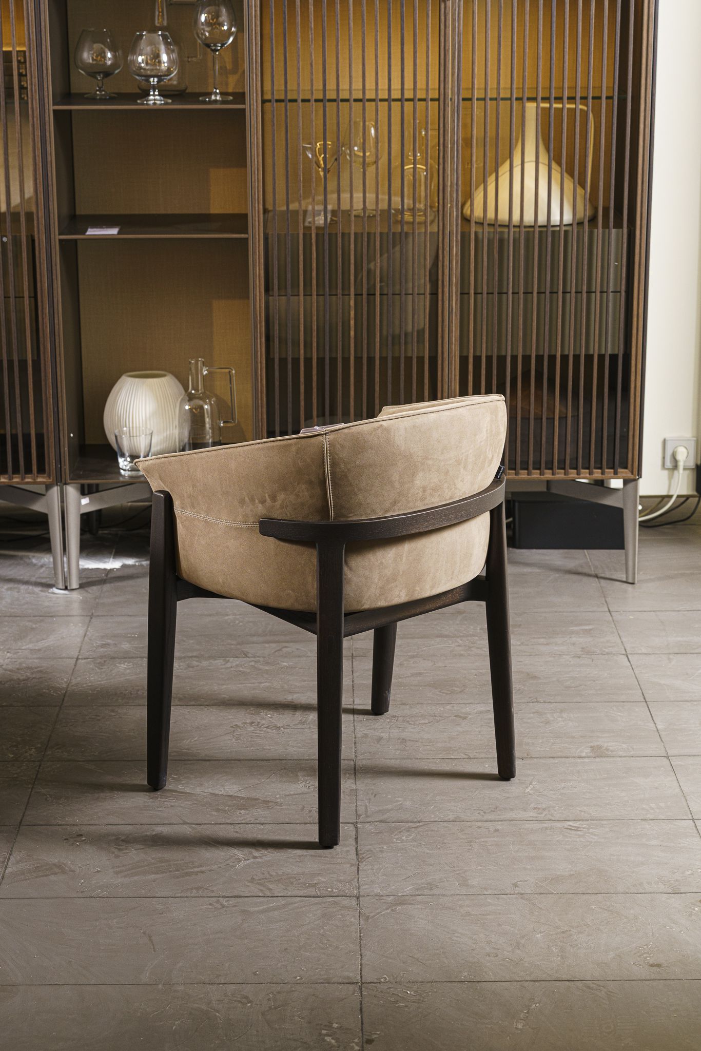 Poliform Стул Leopold Cat. Y 02 Tortoro/Spessart Oak от Poliform — в интерьере