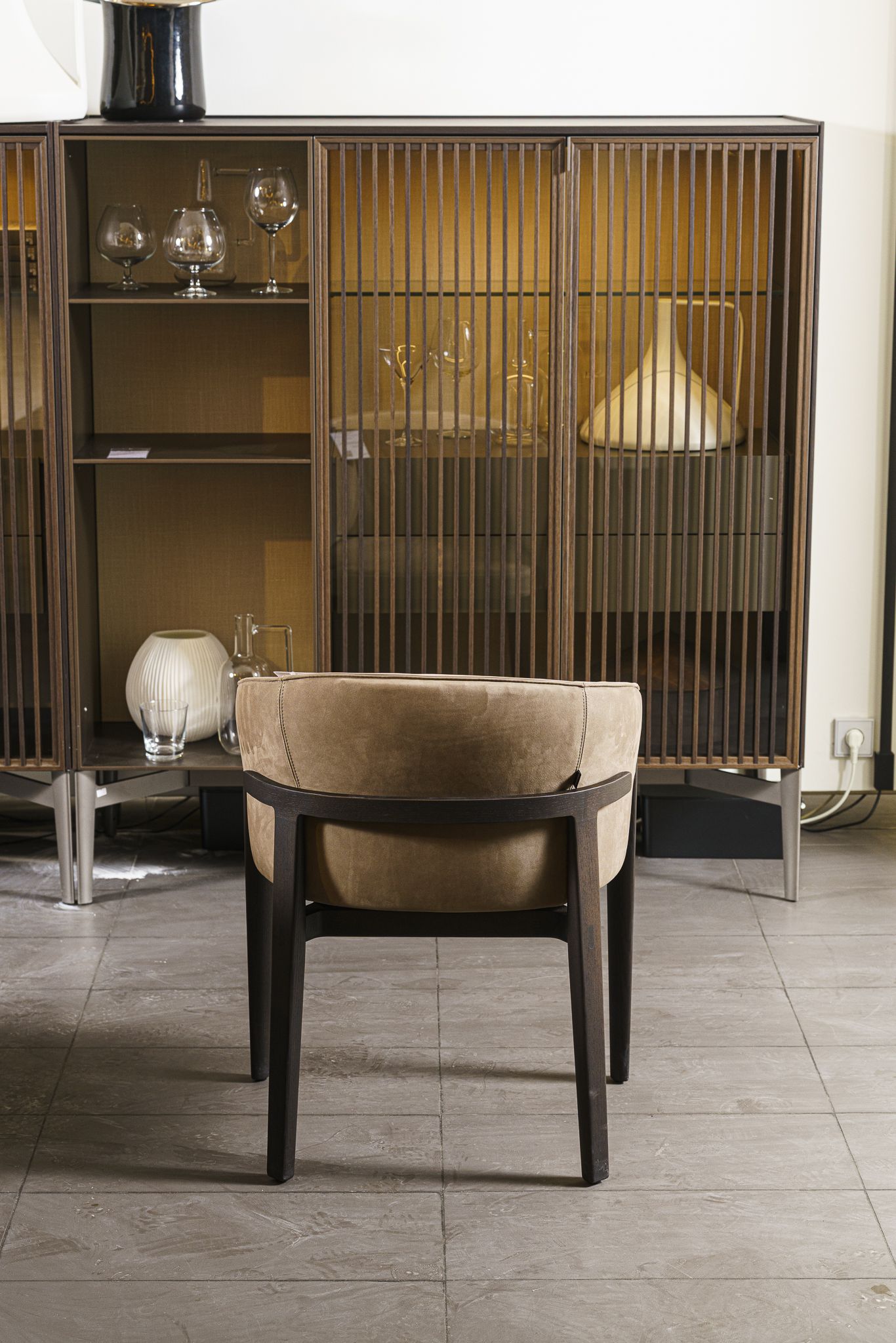 Poliform Стул Leopold Cat. Y 02 Tortoro/Spessart Oak от Poliform — в интерьере