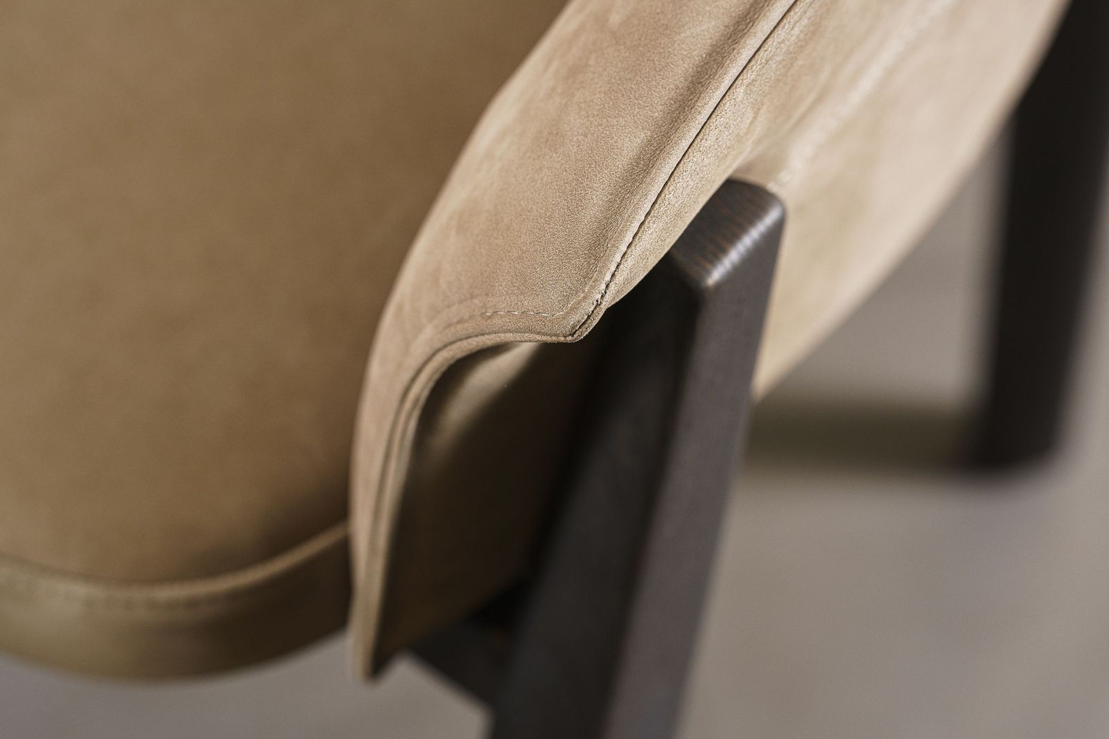 Poliform Стул Leopold Cat. Y 02 Tortoro/Spessart Oak от Poliform — в интерьере