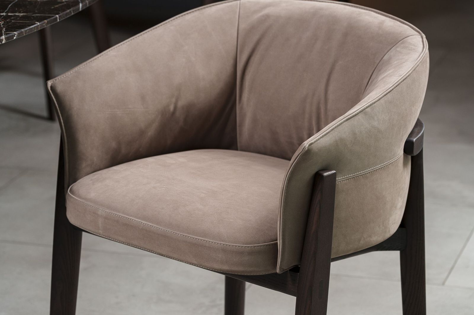 Poliform Стул Leopold Cat. Y 02 Tortoro/Spessart Oak от Poliform — в интерьере