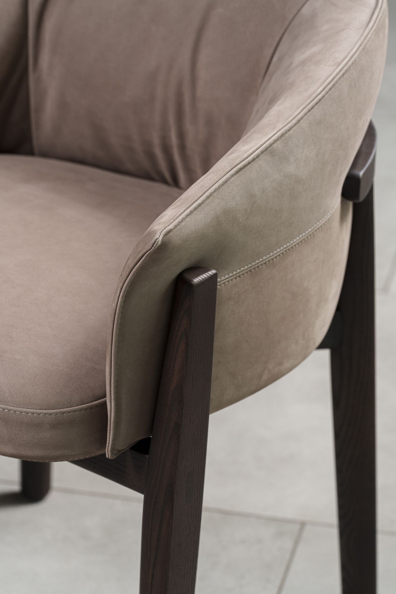 Poliform Стул Leopold Cat. Y 02 Tortoro/Spessart Oak от Poliform — в интерьере