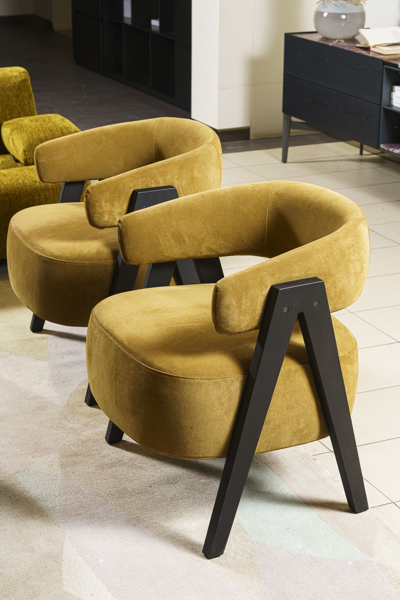 Poliform Кресло Loai CatX 05 cammello/Black Elm от Poliform — в интерьере