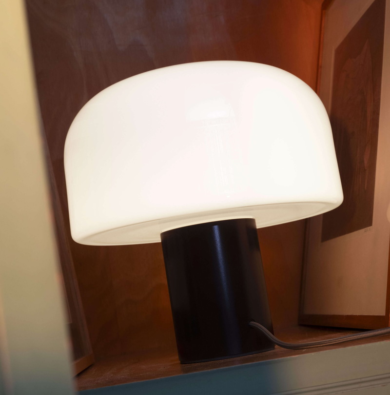 Flos Настольная лампа Bellhop Glass T от Flos — в интерьере