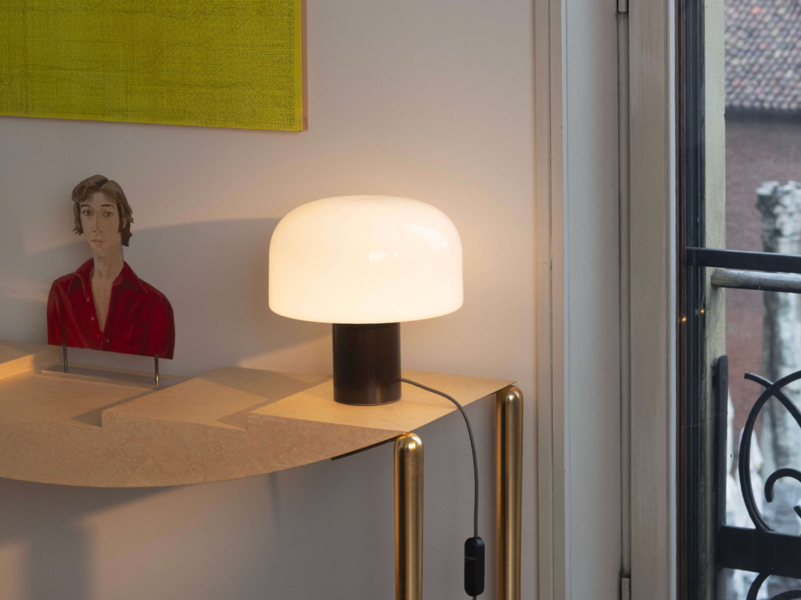 Flos Настольная лампа Bellhop Glass T от Flos — в интерьере