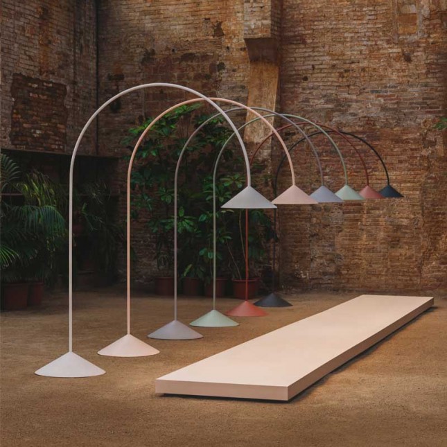 Vibia Уличный торшер Out Warmwhite от Vibia — в интерьере