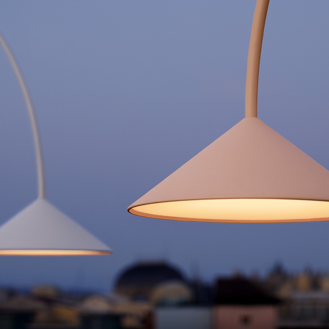 Vibia Уличный торшер Out Warmwhite от Vibia — в интерьере