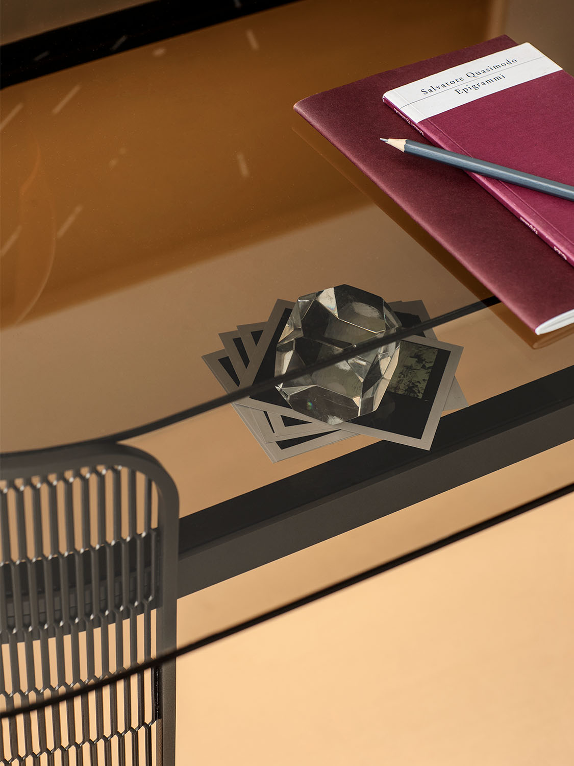 Flou Письменный стол Chiaro Di Luna Anodic bronze от Flou — в интерьере