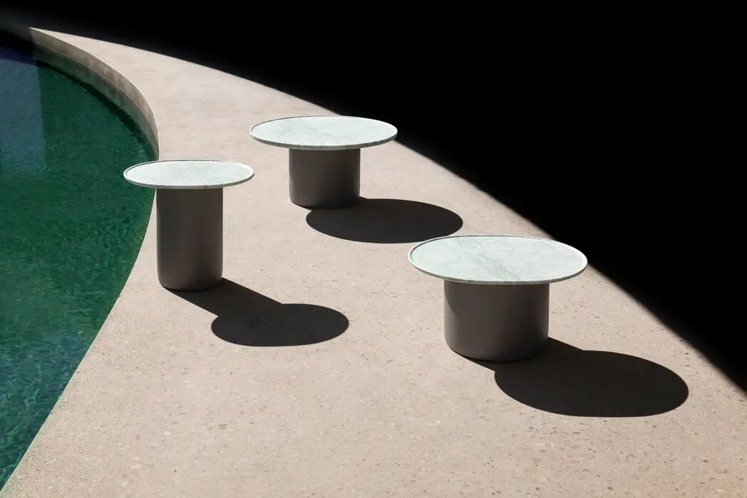 B&B Italia Уличный журнальный столик Button Outdoor Dove grey/white/Natural carrara marble от B&B Italia — в интерьере
