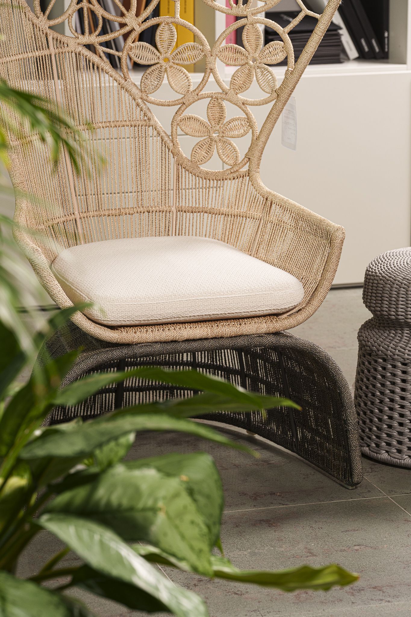 B&B Italia Уличное кресло Crinoline Natural abaca/Grey abaca от B&B Italia — в интерьере