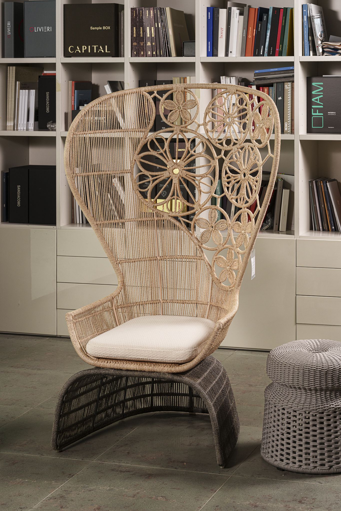 B&B Italia Уличное кресло Crinoline Natural abaca/Grey abaca от B&B Italia — в интерьере