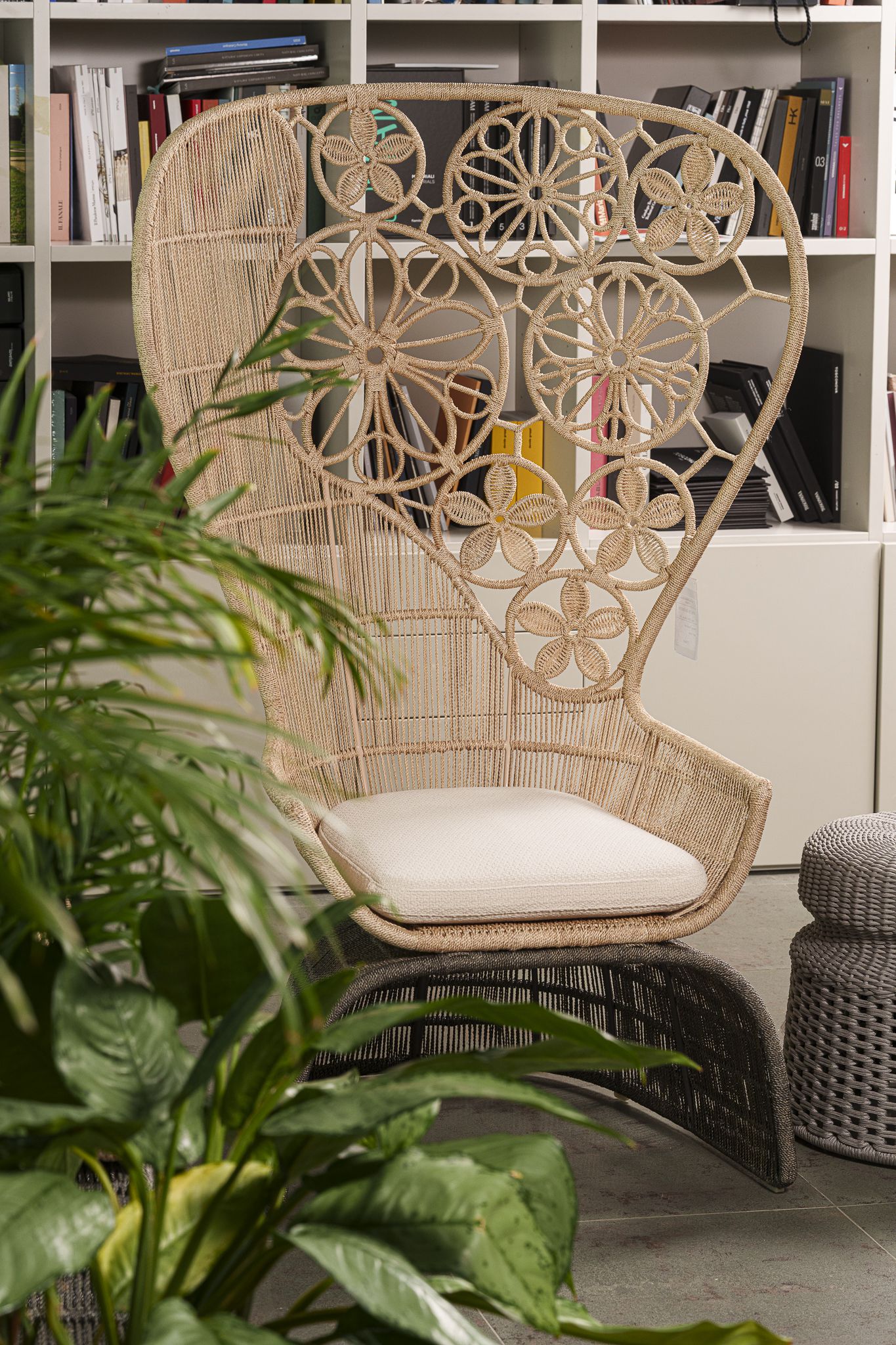 B&B Italia Уличное кресло Crinoline Natural abaca/Grey abaca от B&B Italia — в интерьере