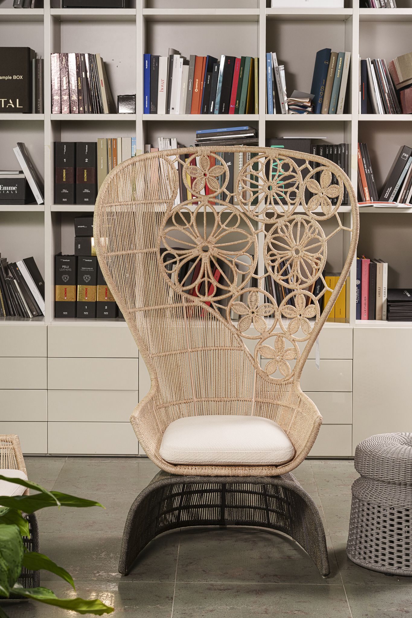 B&B Italia Уличное кресло Crinoline Natural abaca/Grey abaca от B&B Italia — в интерьере