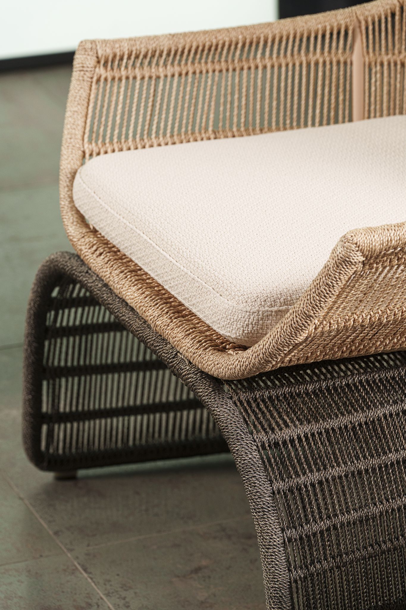 B&B Italia Уличное кресло Crinoline Natural abaca/Grey abaca от B&B Italia — в интерьере