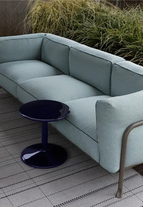 B&B Italia Уличный журнальный столик Spool Outdoor Ocean blue stoneware от B&B Italia — в интерьере