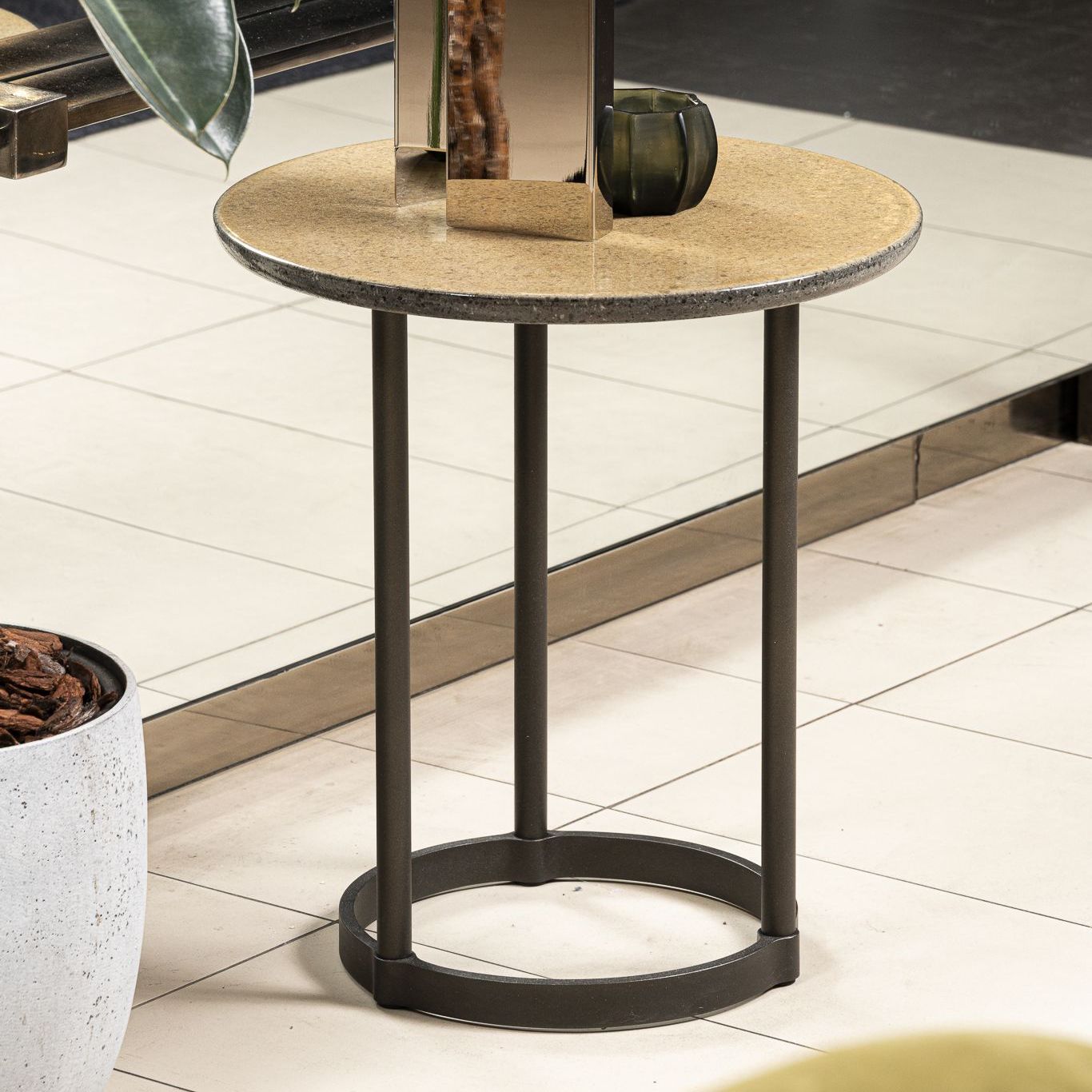 Molteni&C Уличный журнальный столик Regent 45 Yellow Desert Lava от Molteni & C — в интерьере