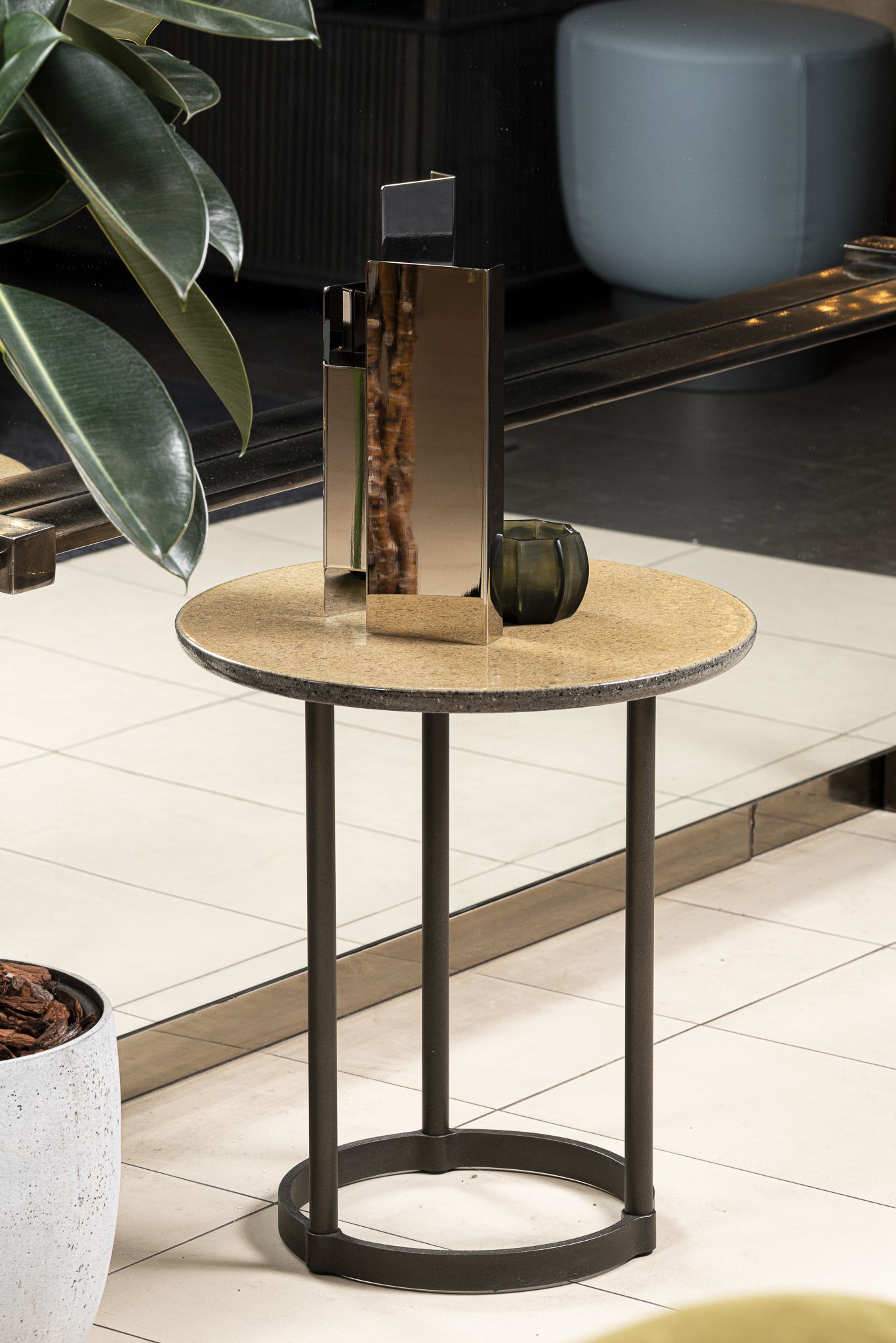 Molteni&C Уличный журнальный столик Regent 45 Yellow Desert Lava от Molteni & C — в интерьере