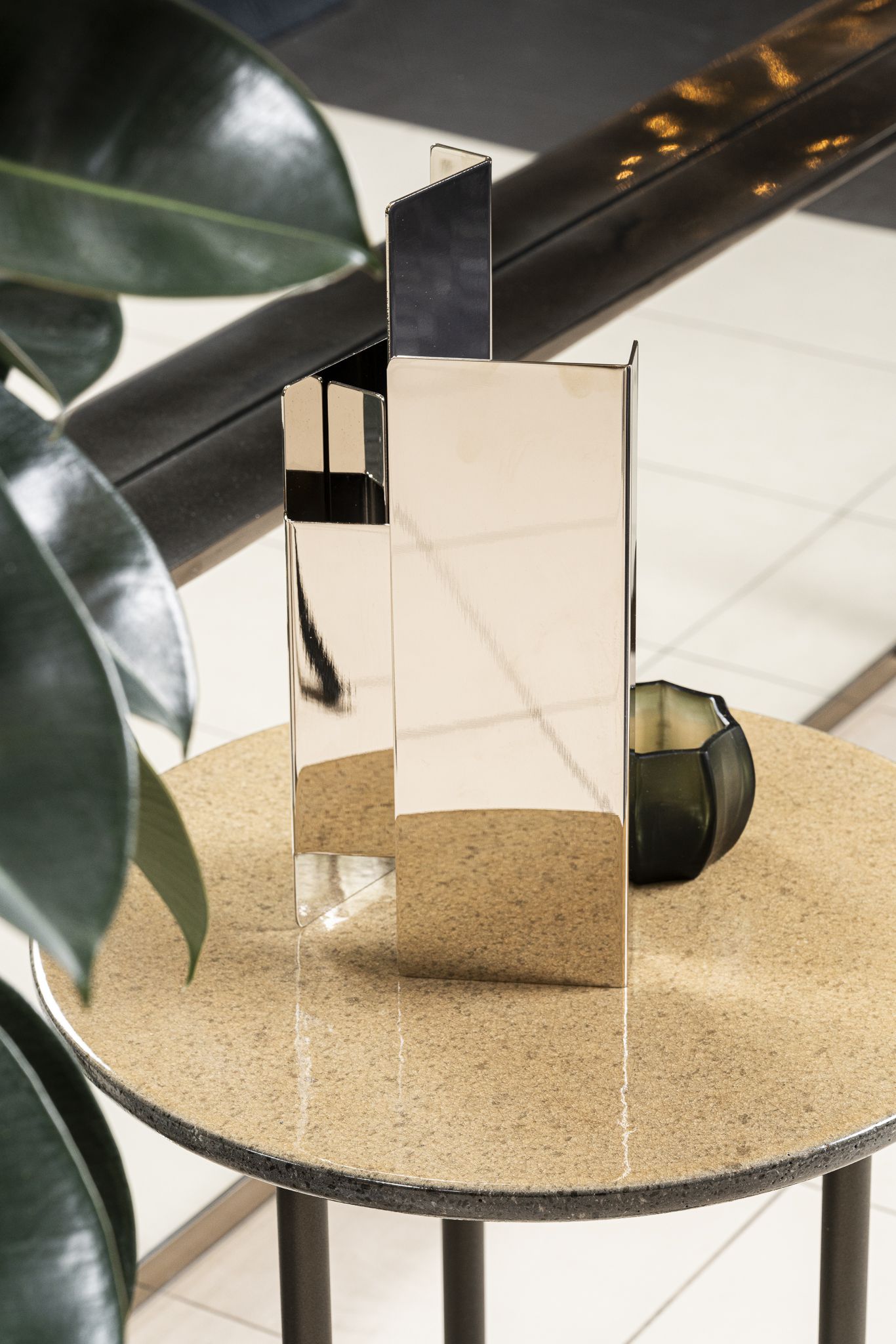 Molteni&C Уличный журнальный столик Regent 45 Yellow Desert Lava от Molteni & C — в интерьере