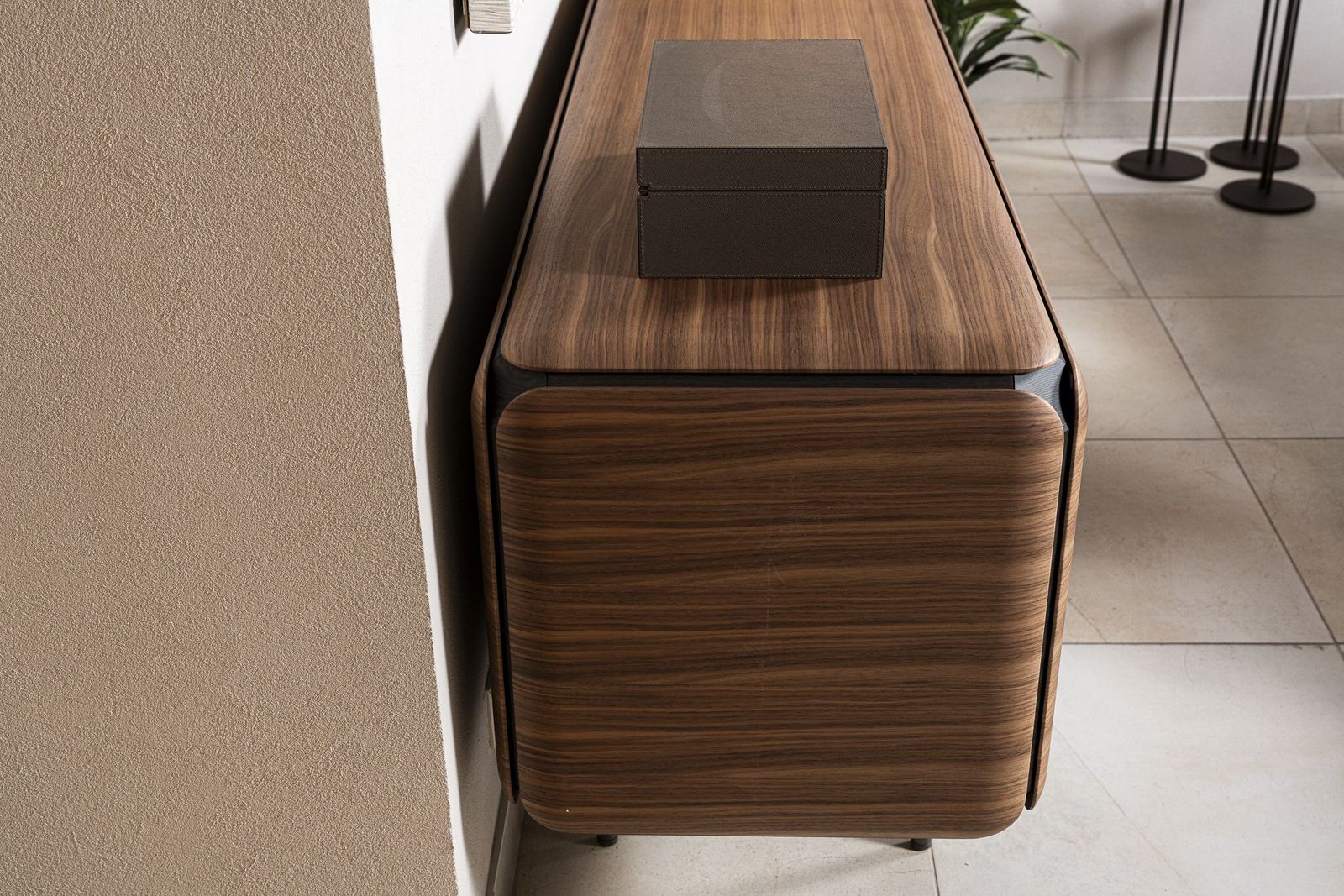 Porada Креденция Pebble Noce Canaletto от Porada — в интерьере