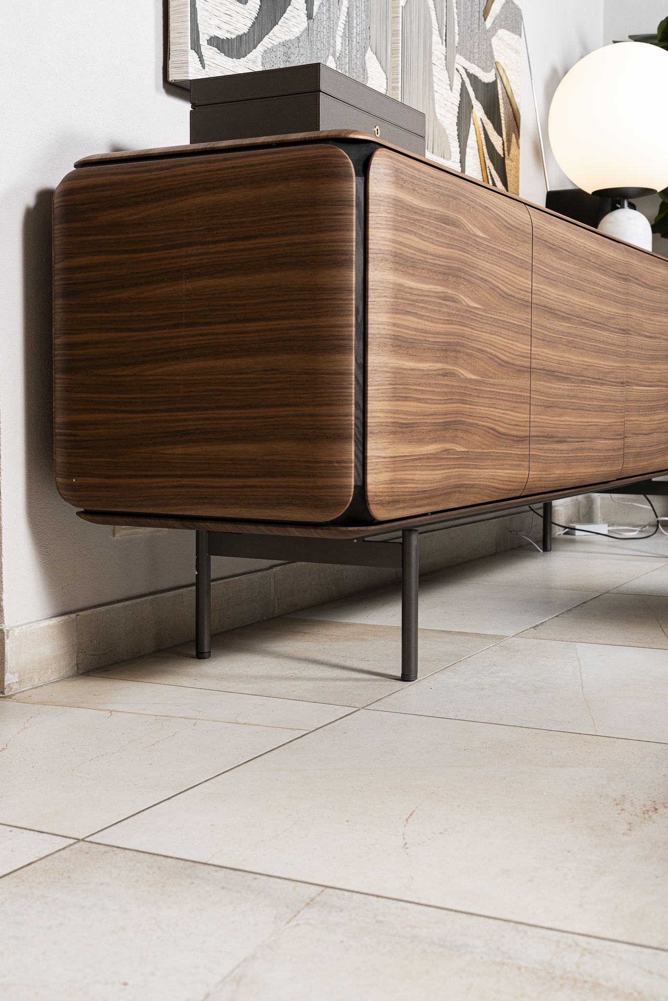 Porada Креденция Pebble Noce Canaletto от Porada — в интерьере