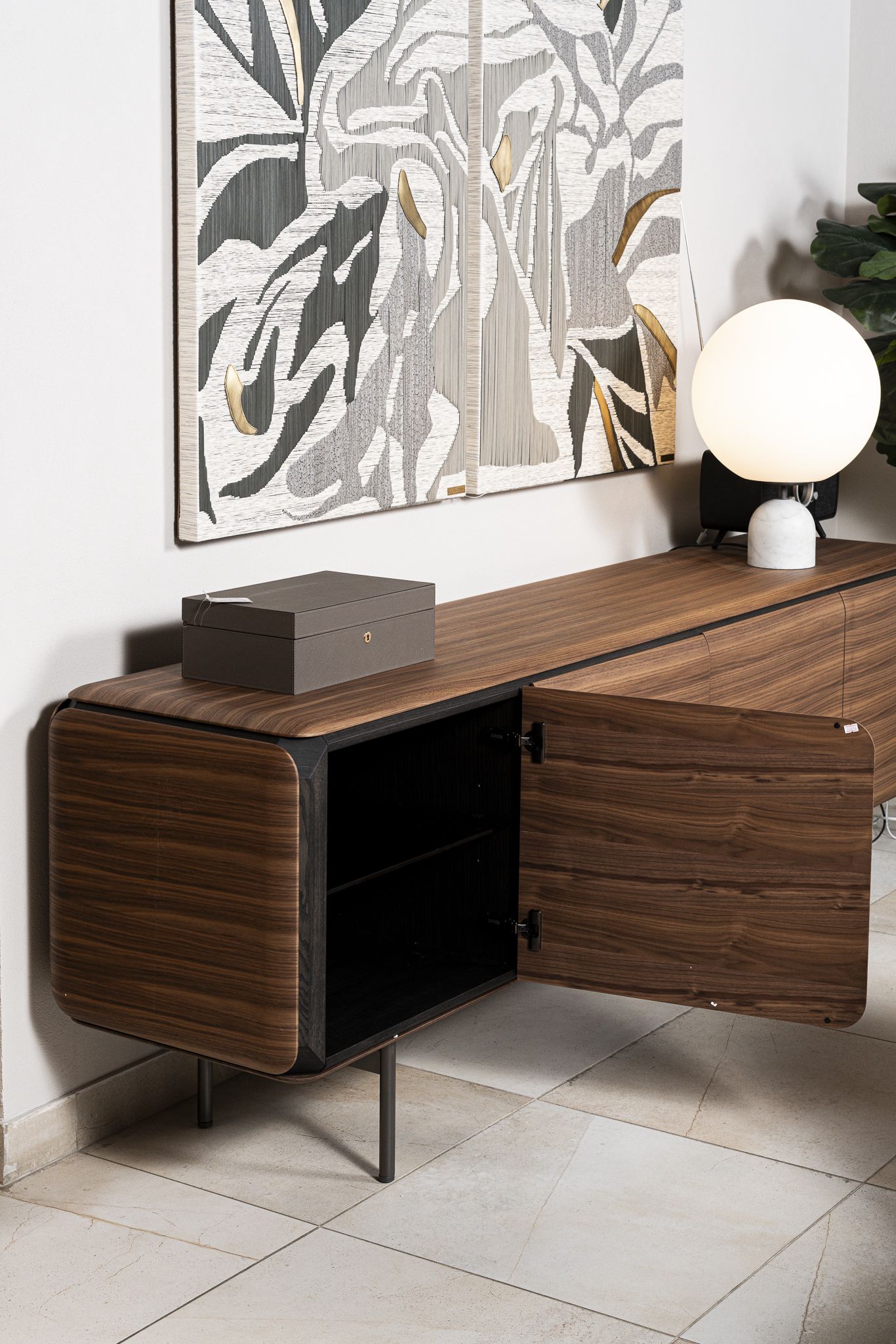 Porada Креденция Pebble Noce Canaletto от Porada — в интерьере