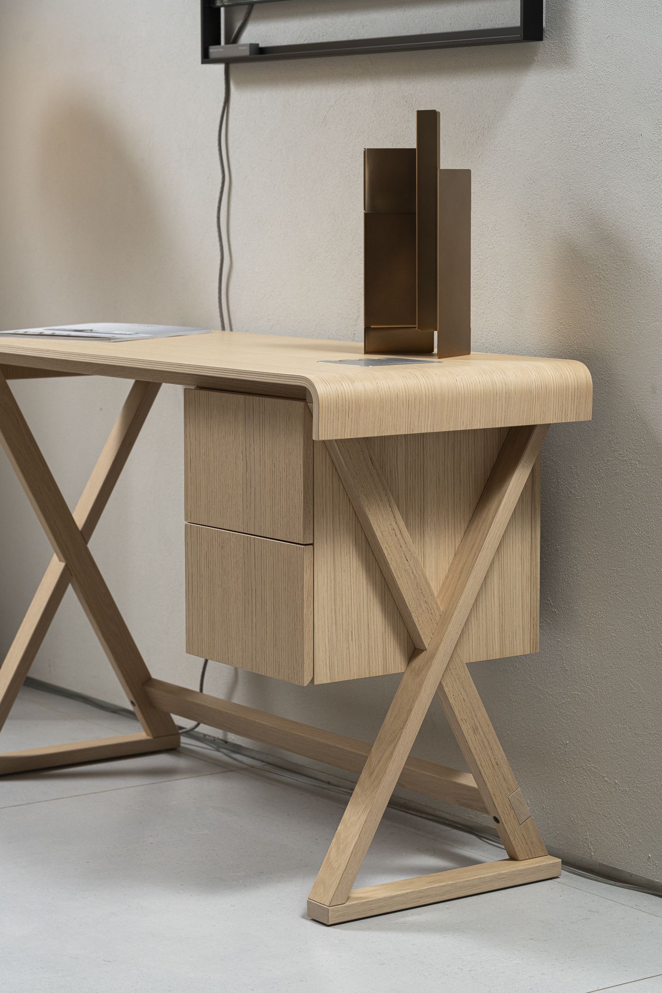 Maxalto Письменный стол Sidus Rovere chiaro spazzolato от Maxalto — в интерьере