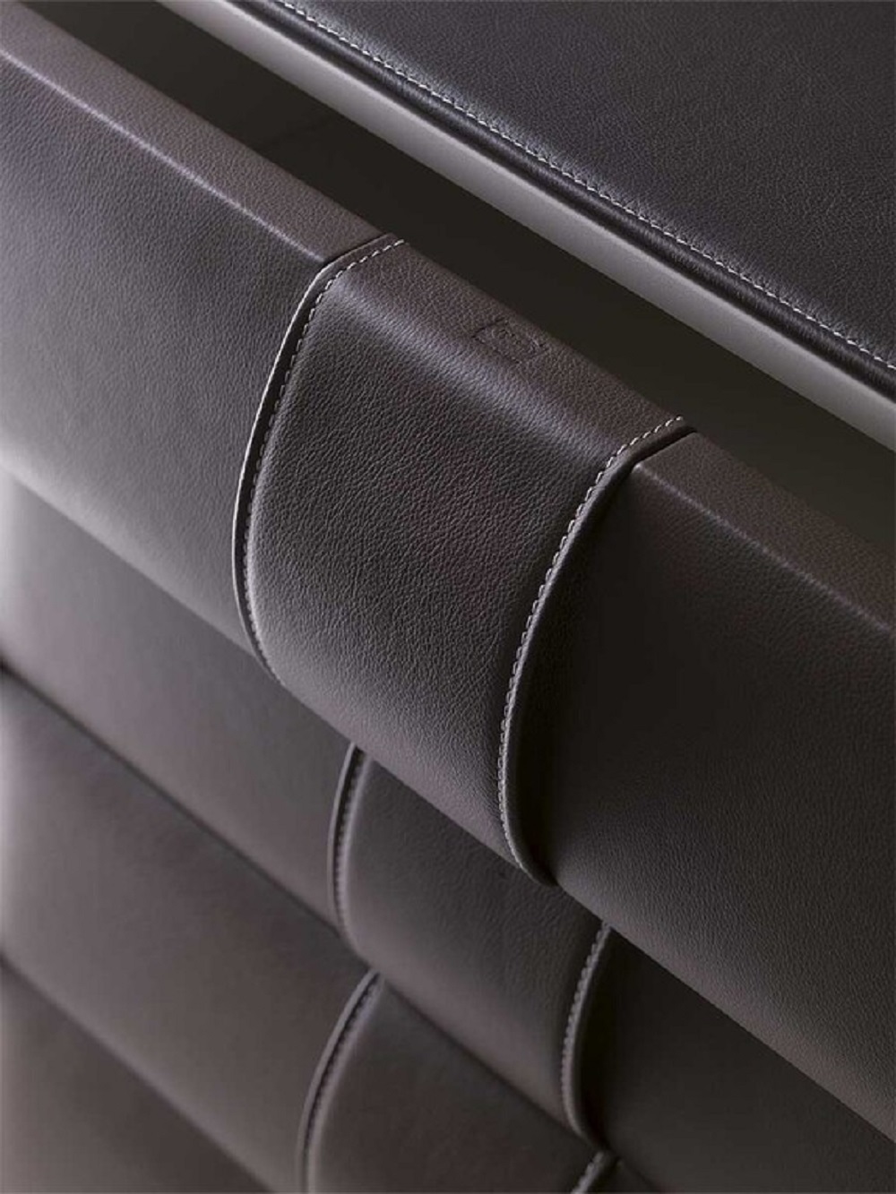 Poltrona Frau Комод Obi High Drawer Chest от Poltrona Frau — в интерьере