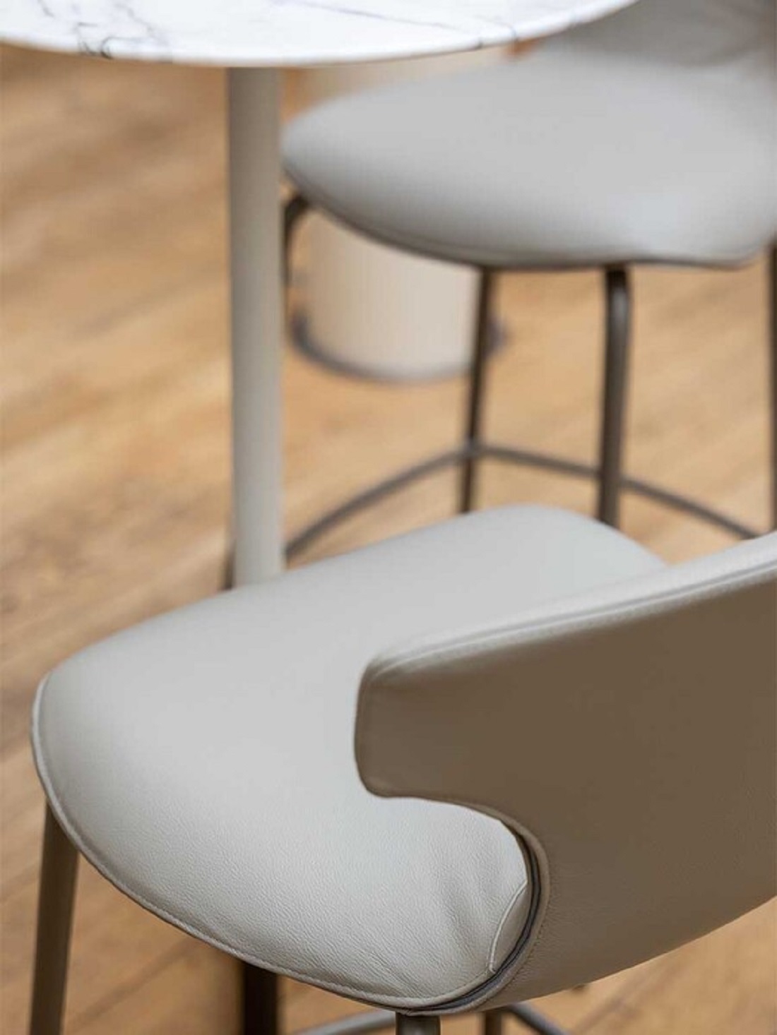 Poltrona Frau Барный стул Montera Mas Stool Metall Base от Poltrona Frau — в интерьере