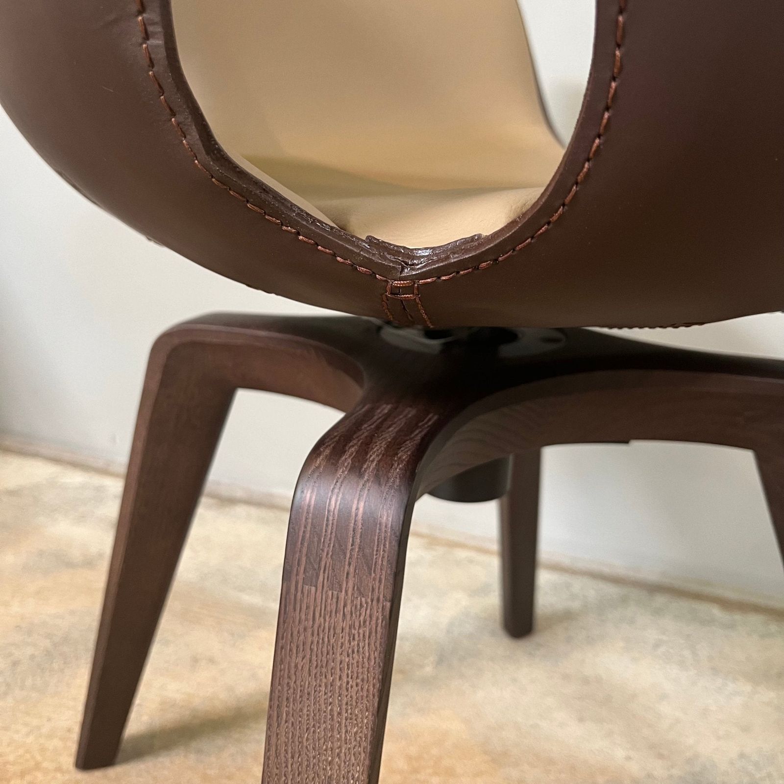 Poltrona Frau Стул Ginger Noce di pecan/Creta от Poltrona Frau — в интерьере