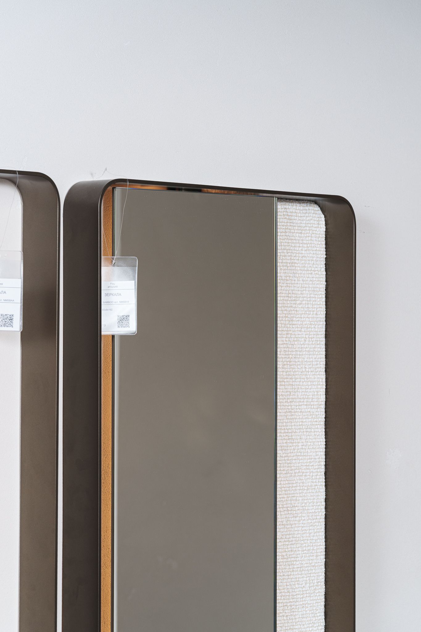 Flou Зеркало в металлической раме Bamboo от Flou — в интерьере