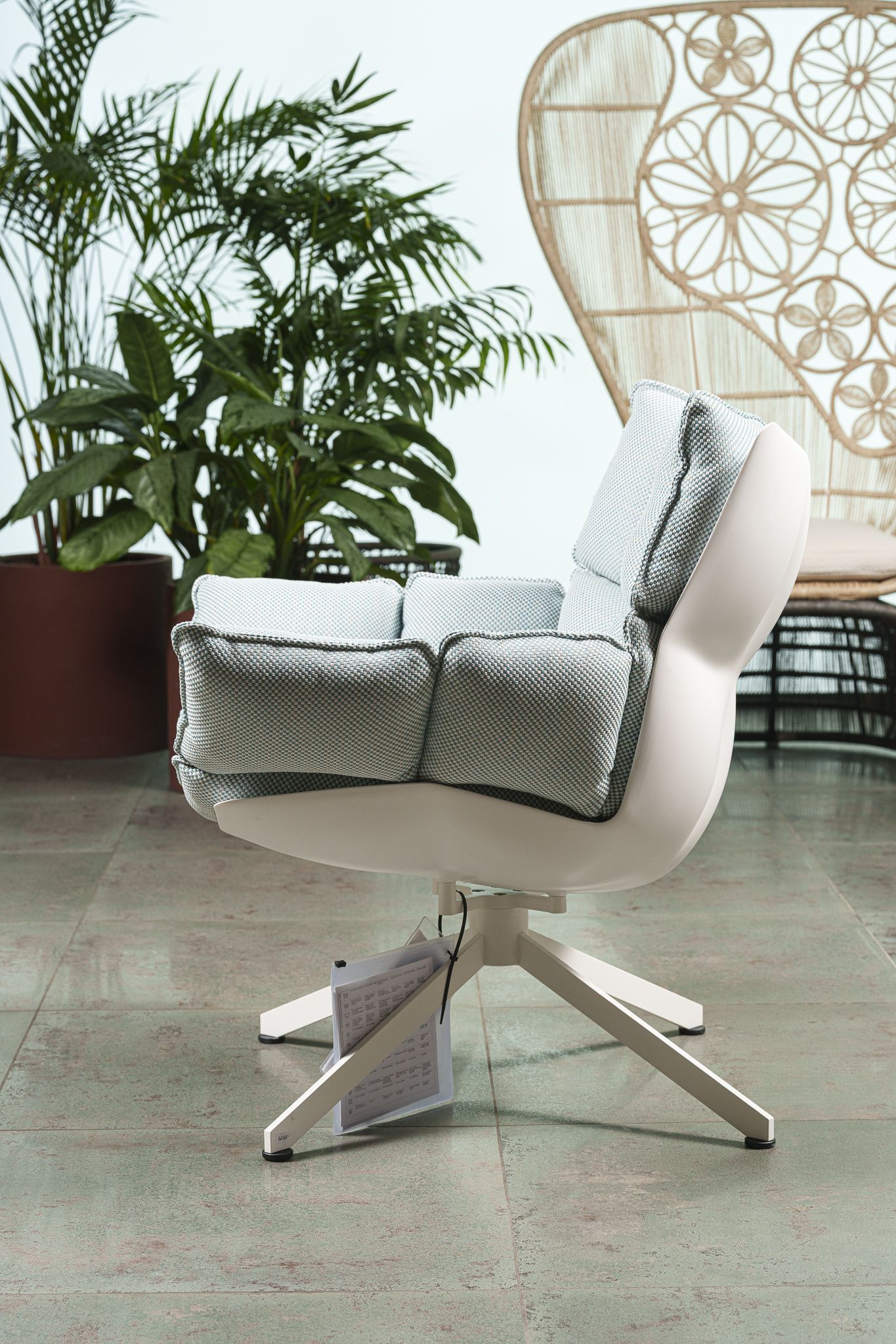 B&B Italia Уличное кресло Husk Outdoor White от B&B Italia — в интерьере