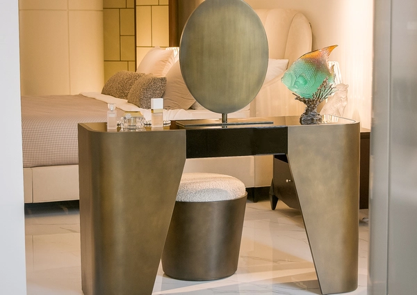 Christopher Guy Туалетный столик Pimlico от Christopher Guy — в интерьере