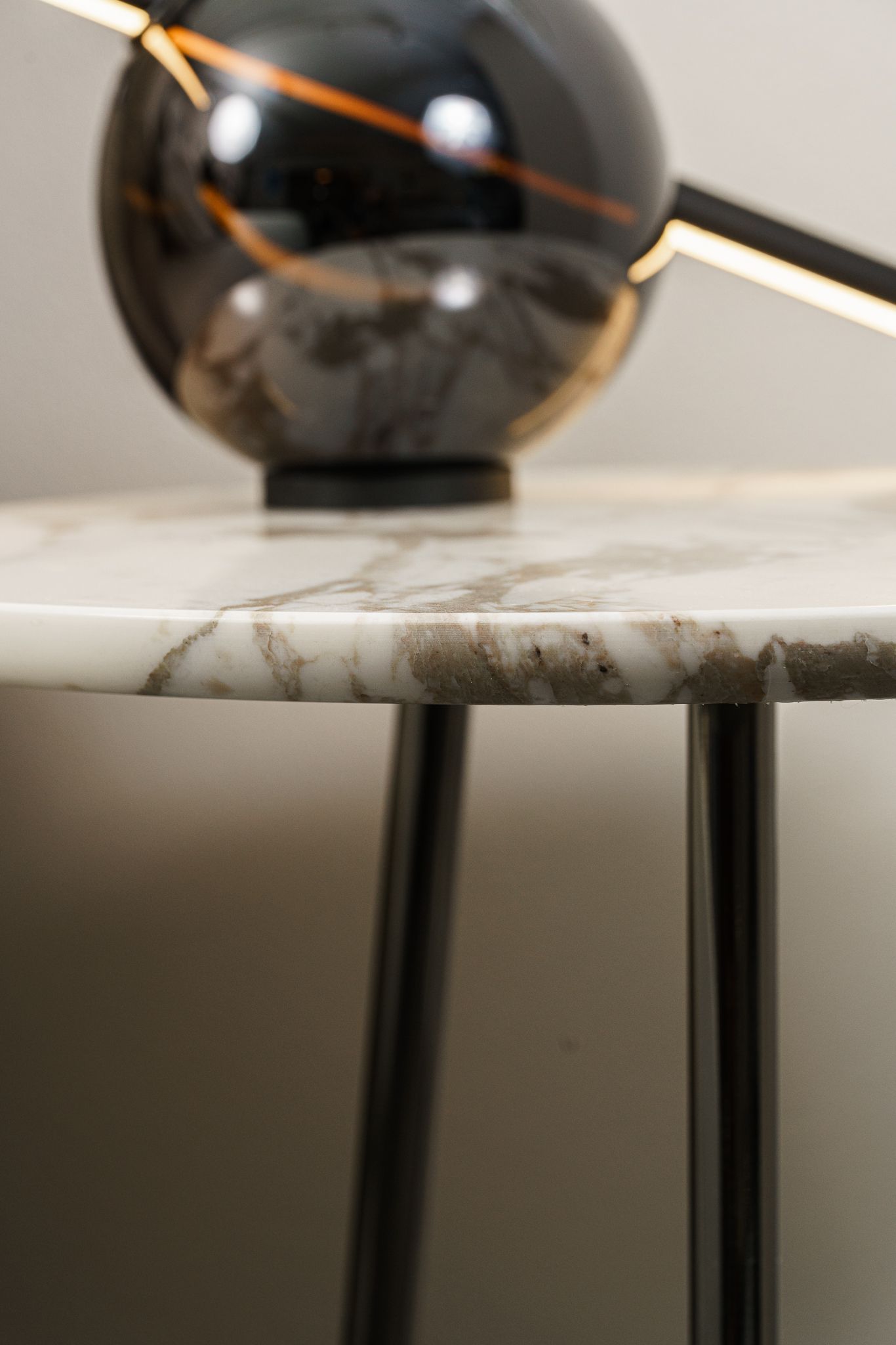 Flou Журнальный столик Angle calacata gold от Flou — в интерьере