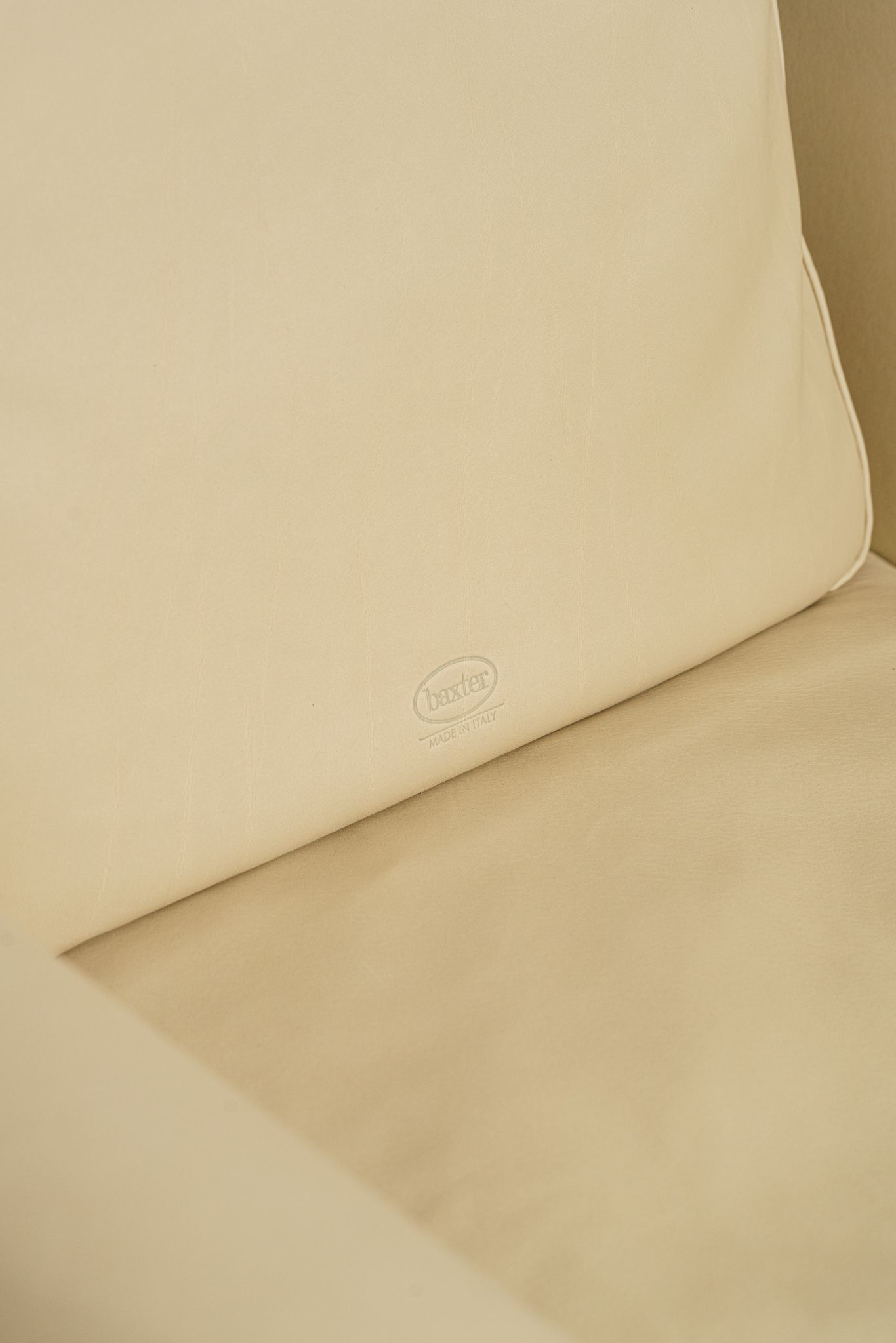 Baxter Кресло Diner Plume Creme Leather от Baxter — в интерьере