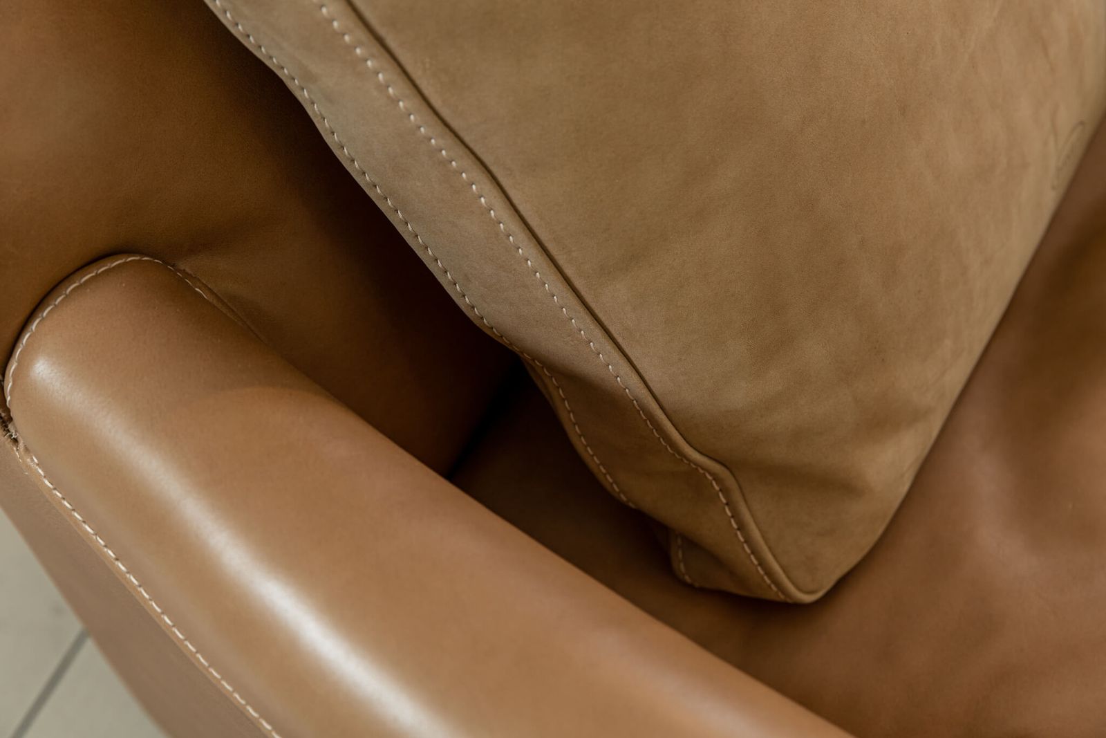 Baxter Кресло Diner Plume Creme Leather от Baxter — в интерьере
