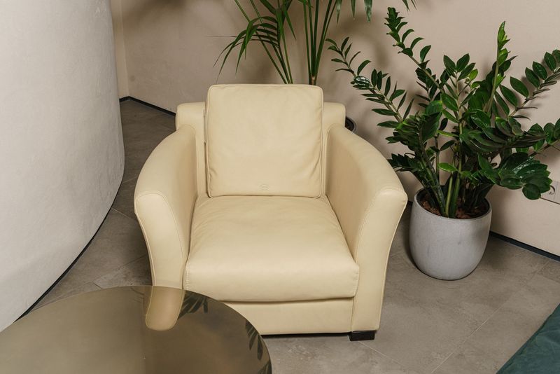 Baxter Кресло Diner Plume Creme Leather от Baxter — в интерьере