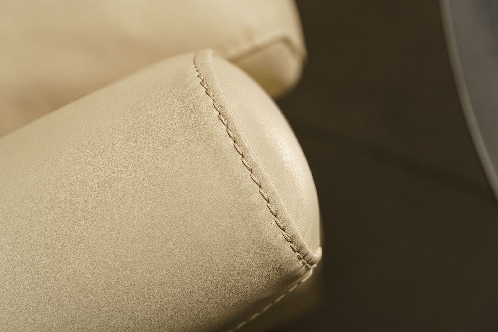 Baxter Кресло Diner Plume Creme Leather от Baxter — в интерьере