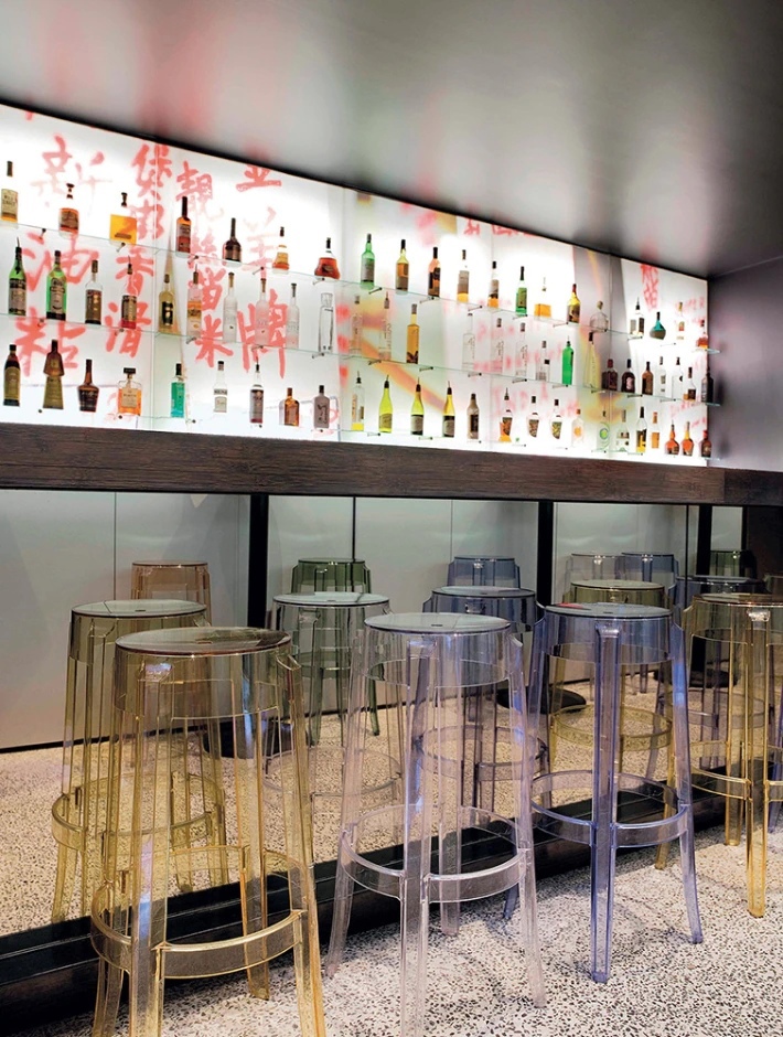 Kartell Барный стул Charles Ghost CRYSTAL от Kartell — в интерьере