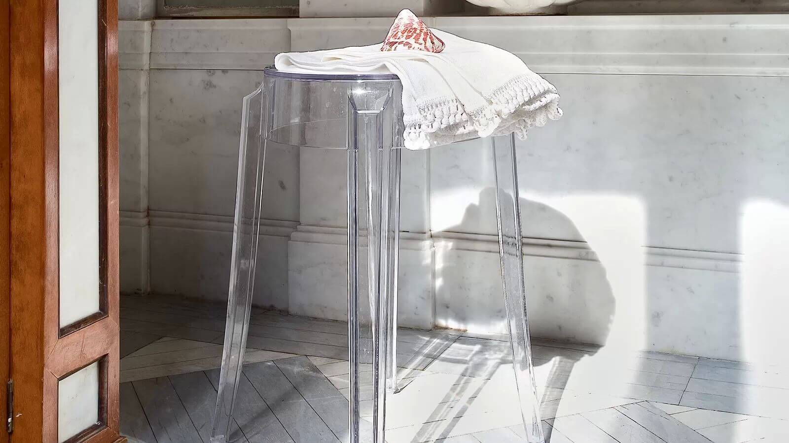 Kartell Барный стул Charles Ghost CRYSTAL от Kartell — в интерьере
