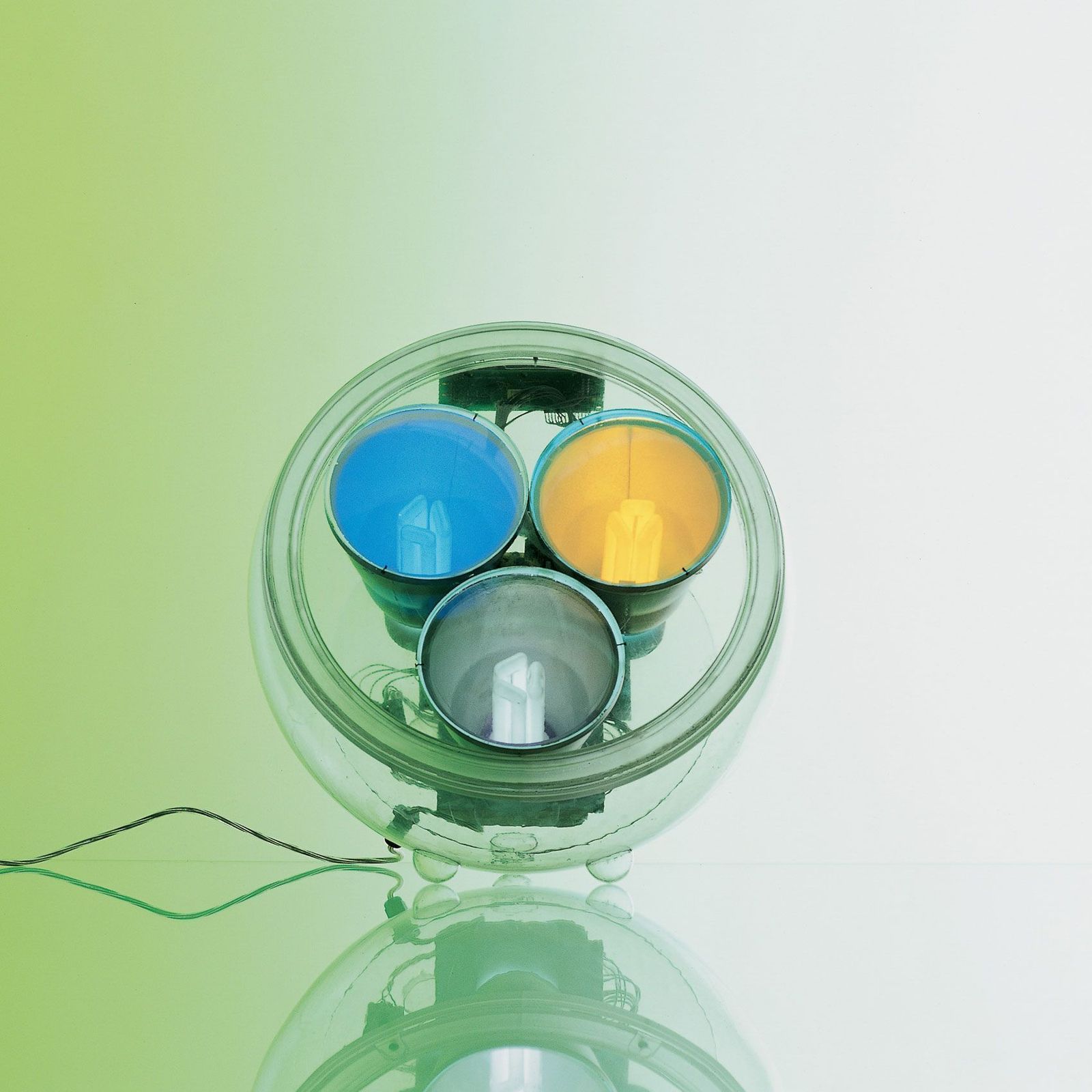Artemide Настольная лампа Yang от Artemide — в интерьере